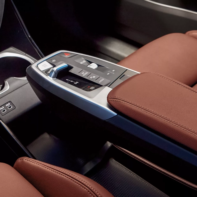 Vue arrière du BMW iX1 électrique en ville