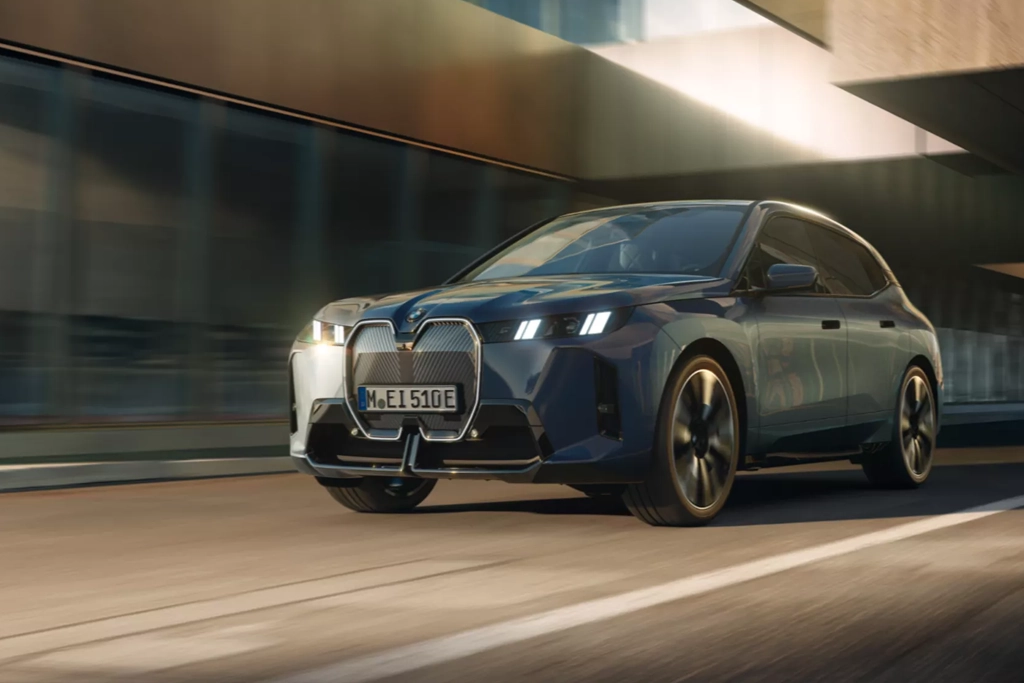 Profil latéral du BMW iX électrique en mouvement sur route