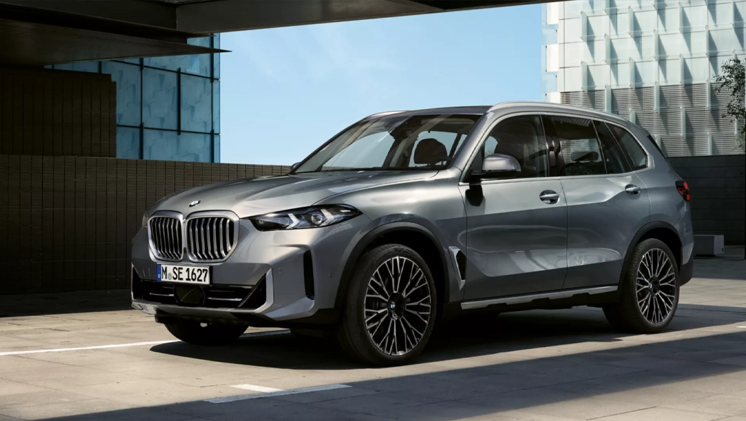 Vue latérale du BMW X5 soulignant son design robuste