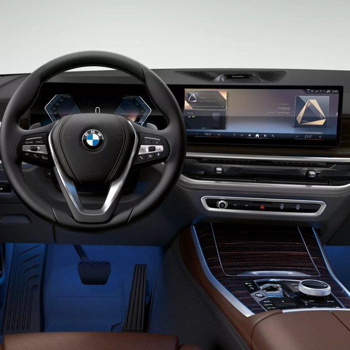 BMW X5 mettant en valeur sa calandre et ses lignes dynamiques