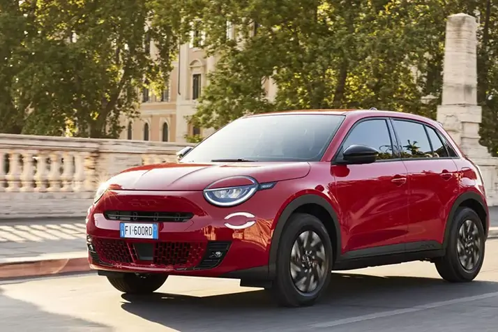 Fiat 600 vue trois quart sur route en ville