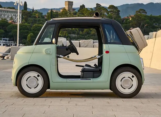 vue profil intérieur visible Fiat Topolino électrique