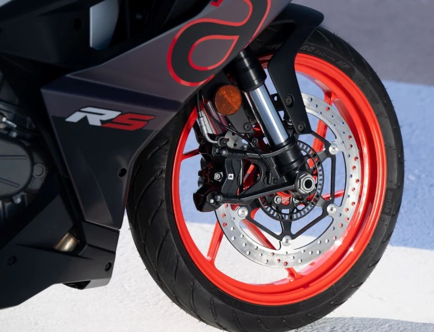 Vue pneu avant de l’Aprilia RS 457 avec phares LED