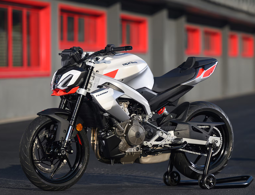 Vue avant de l’Aprilia Tuono 457 sur fond sombre