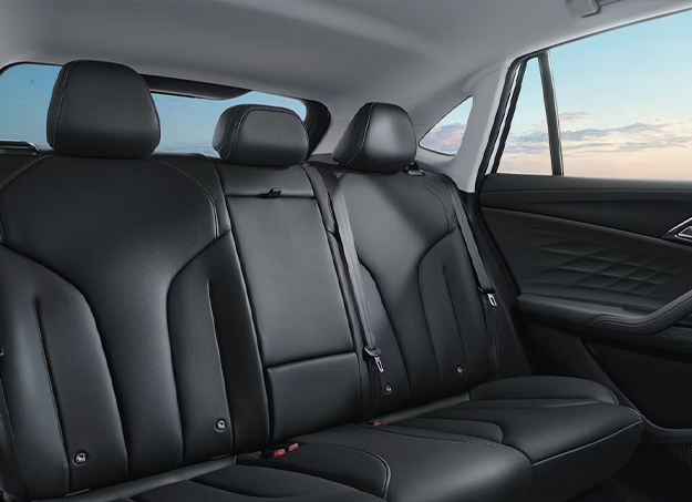 Vue intérieur siège arrière du MG EHS Hybrid+ en mouvement sur route