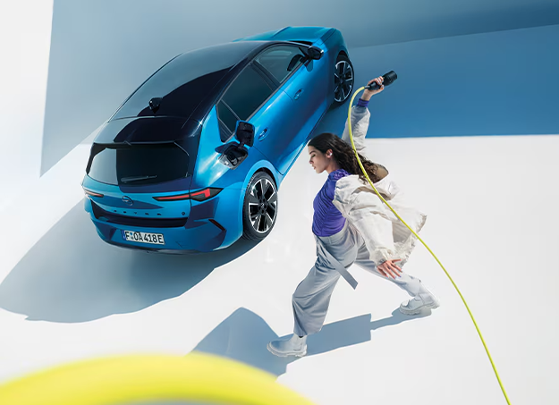 Vue latérale de l’Opel Astra en mouvement