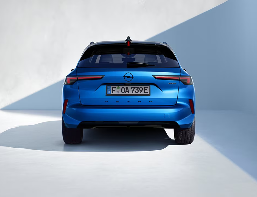 Vue de l’Opel Astra Sports Tourer en stationnement, profil droit