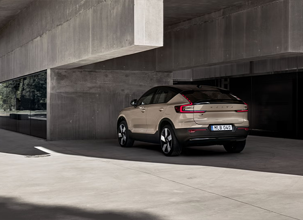 Vue arrière du Volvo EC40 électrique sur route