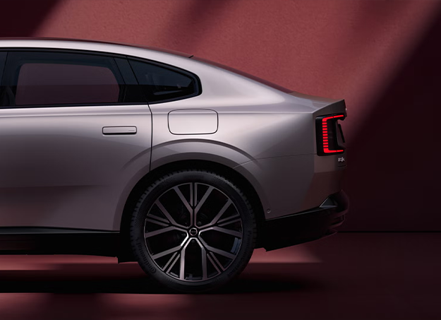 Vue profil arrière de la Volvo ES90 électrique en extérieur