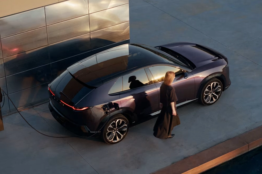 Mazda CX 6e stationné devant une maison moderne, mise en avant du design