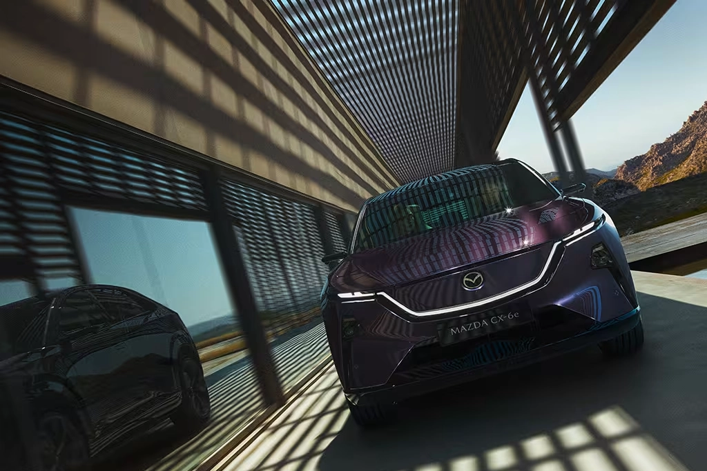 Mazda CX 6e vu de l'avant, feux LED allumés